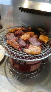 焼肉はカロリーは高いがやせる。大阪森ノ宮のキョロちゃんのホルモン盛り合わせです。