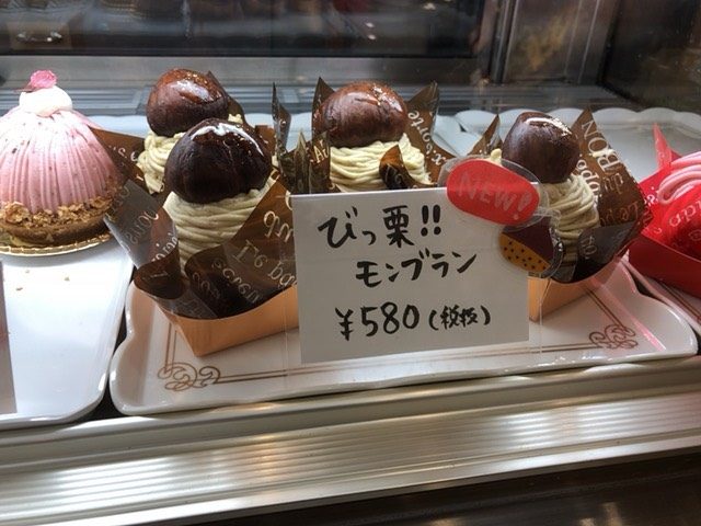 大阪の桃谷商店街のケーキ店、ももの木のディスプレイ